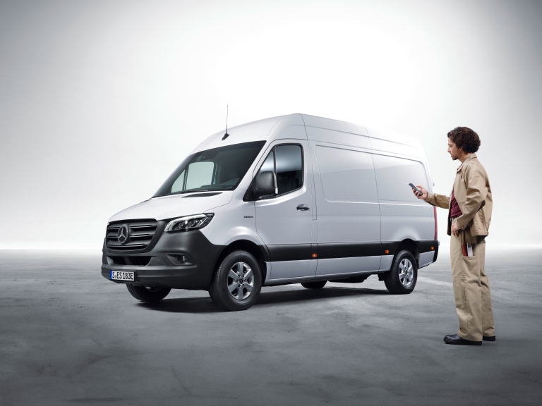 Digitale Extras für Mercedes-Benz Transporter | Business | Digitale Extras Mann vor einem Transporter.