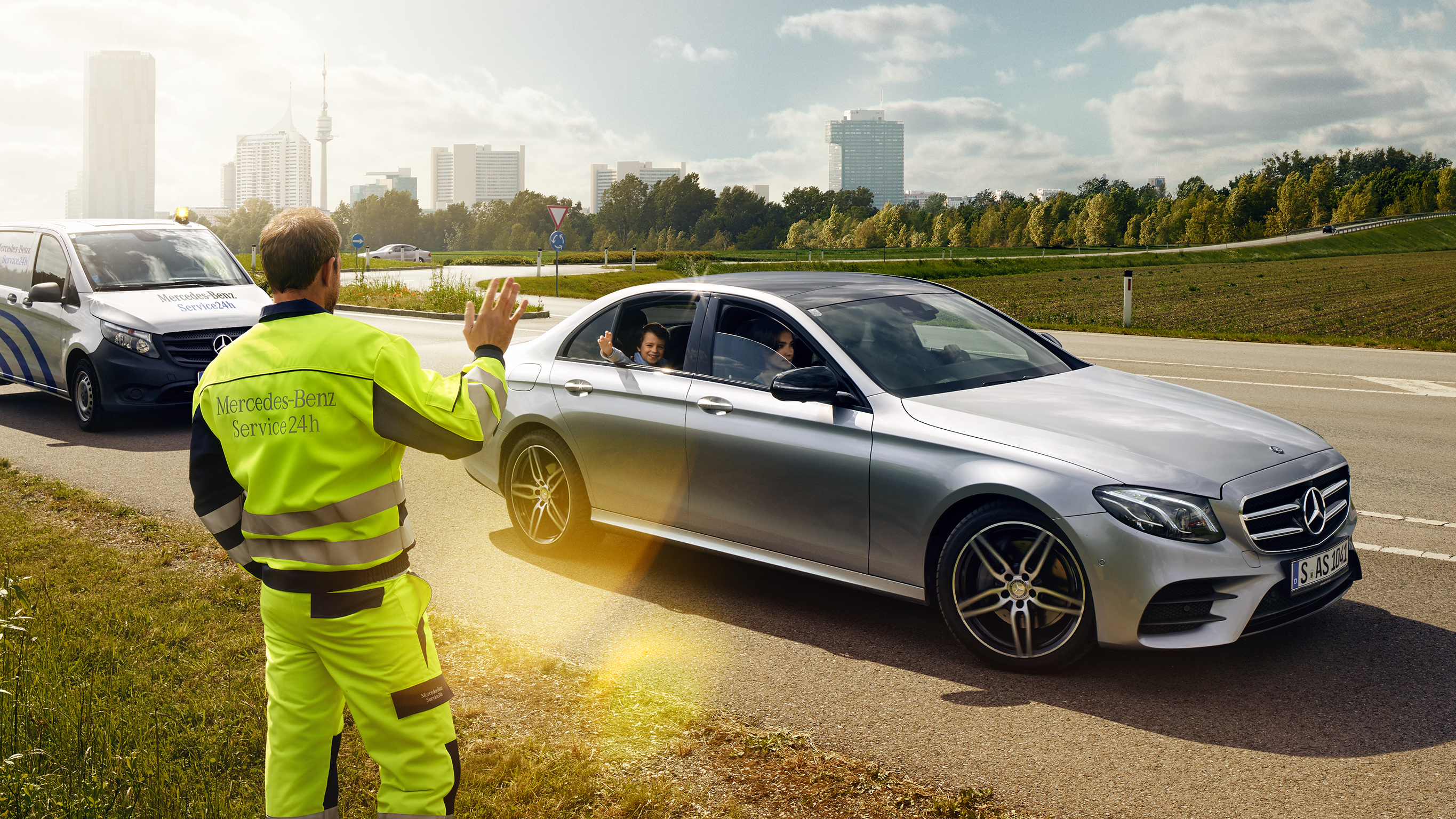 The Mercedes-Benz Service Hotline organises rapid assistance 24 hours a day, seven days a week in the event of a breakdown or accident. Mercedes-Benz Service Hotline: Help is on the way.