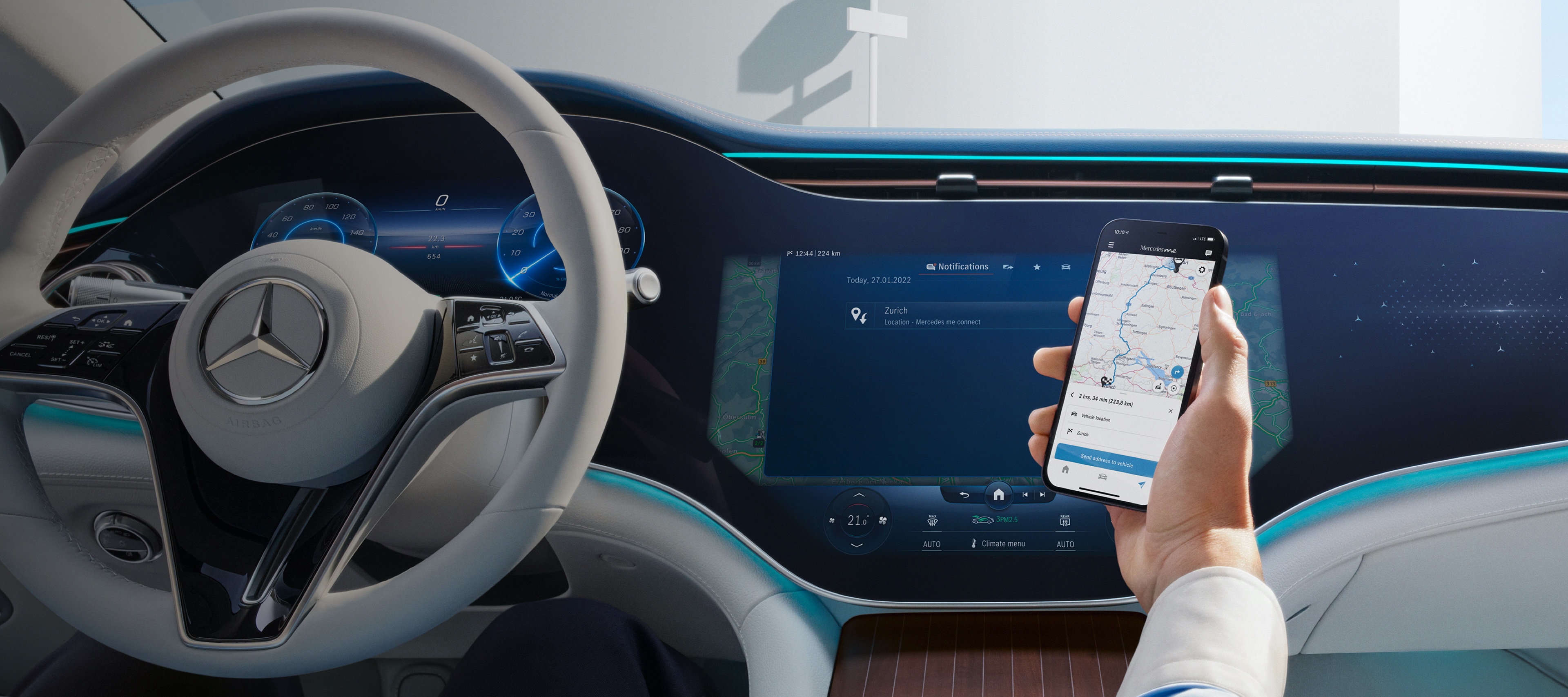 Applications | Mercedes-Benz Homme ouvrant l'application Mercedes-Benz sur son smartphone.
