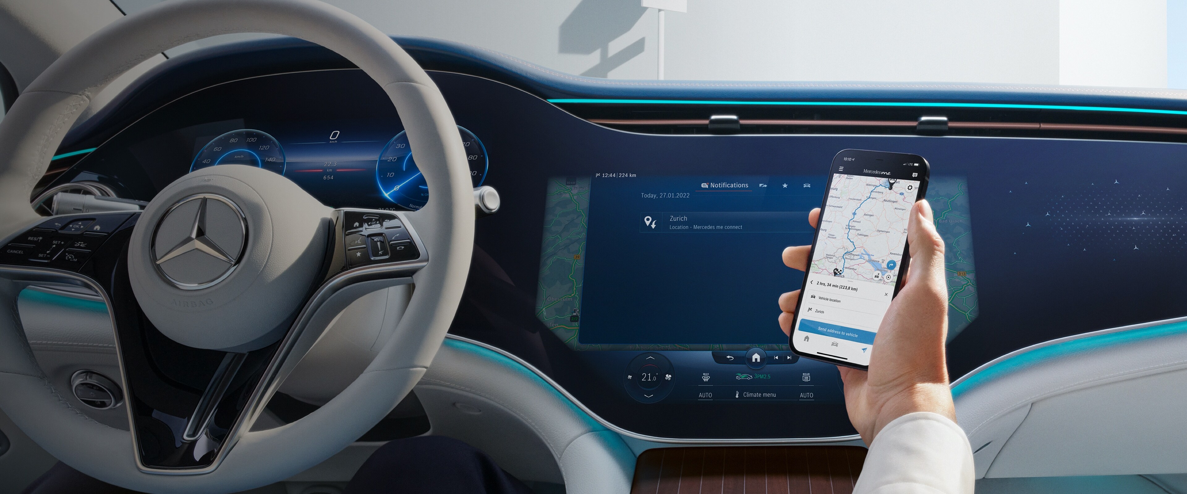 Un uomo mentre apre la Mercedes-Benz App sul suo smartphone.