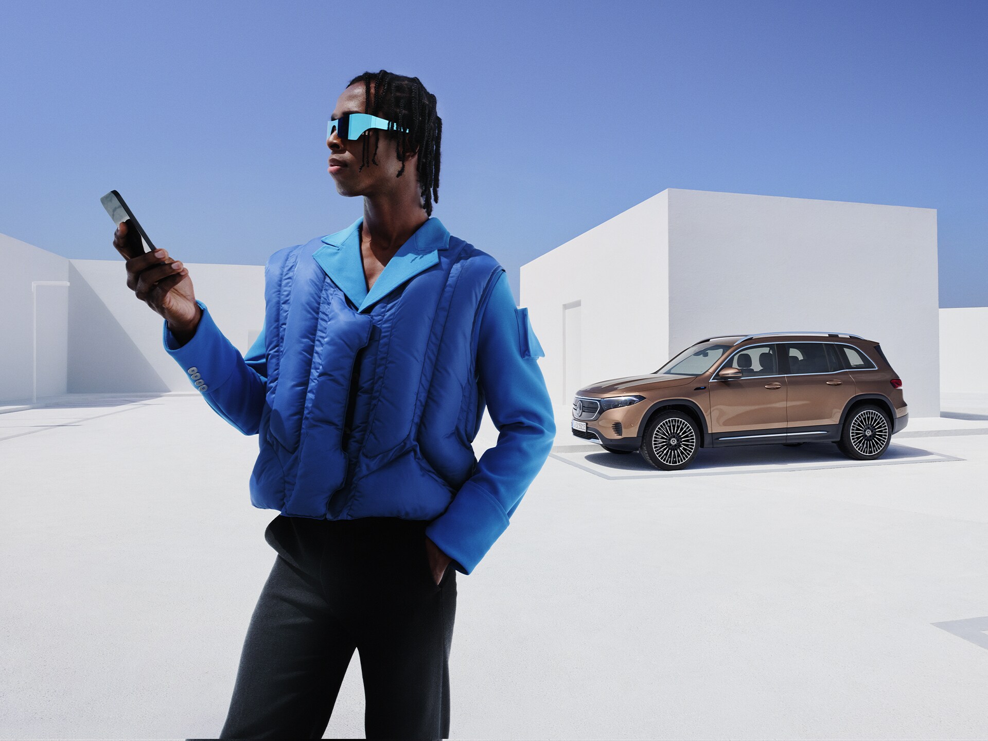 Sur un smartphone, le menu de l’application Mercedes-Benz affiche les fonctions disponibles des services connectés dans les thèmes Navigation, Remote et GUARD 360°.