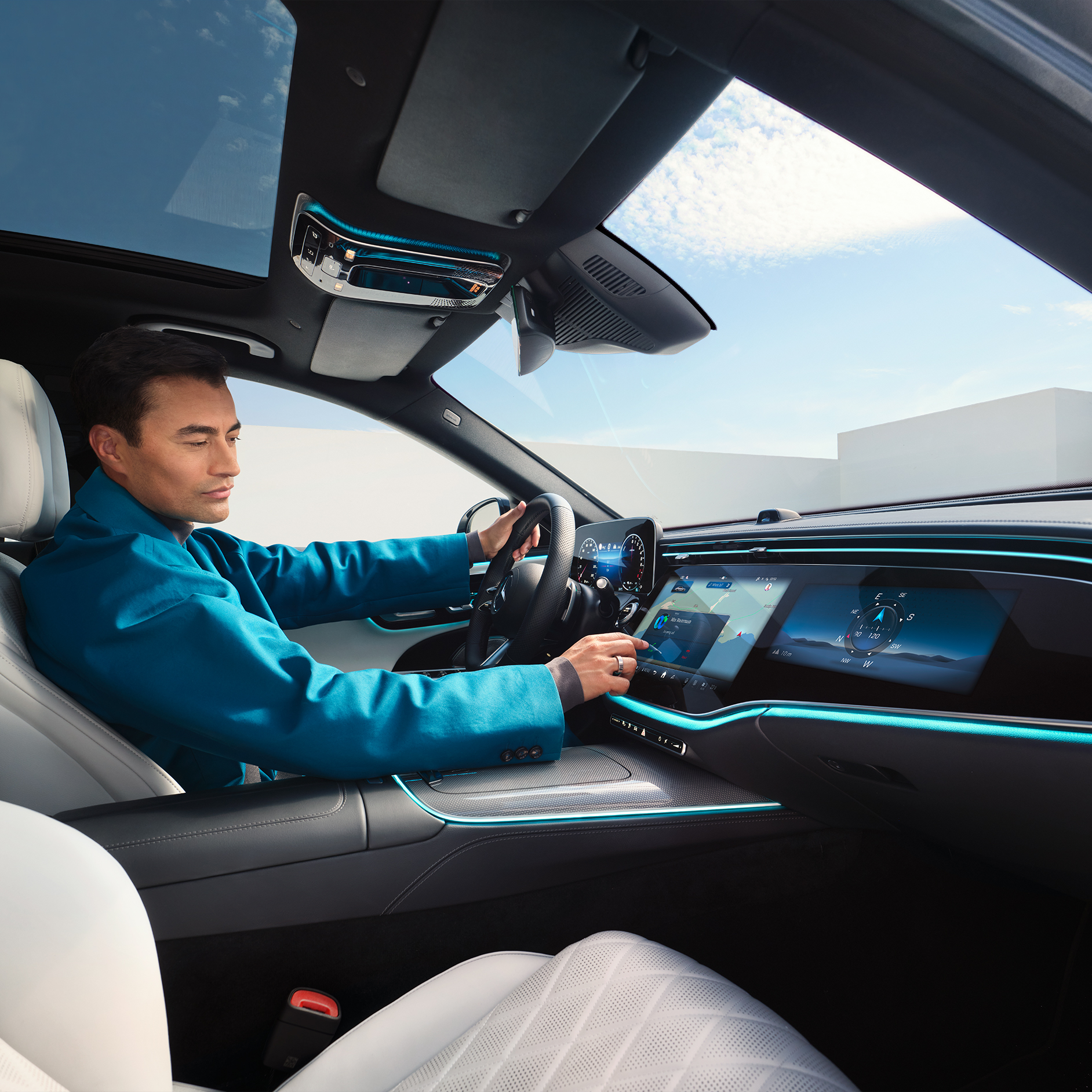 Visualizzazione e ricerca di destinazioni speciali | Equipaggiamento di serie | Mercedes-Benz La visualizzazione e la ricerca di destinazioni speciali fanno parte dell'equipaggiamento di serie dei Digital Extras di Mercedes-Benz.