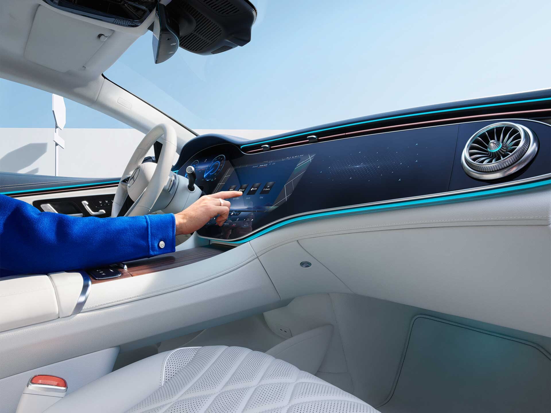 Bedienung des MBUX Touchscreens eines Mercedes-Benz Fahrzeugs.