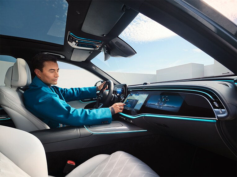 Anzeige von und Suche nach Sonderzielen als eines von verschiedenen Digitalen Extras von Mercedes-Benz.