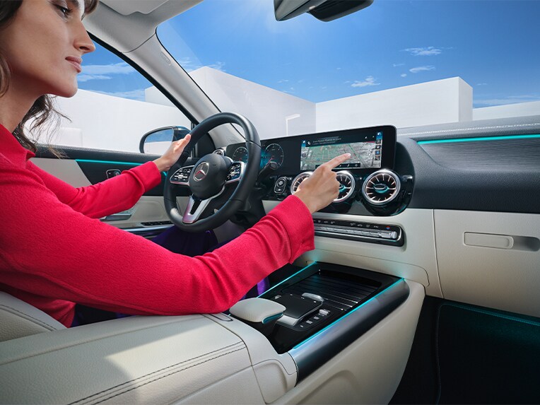 La recherche en ligne est l'un des nombreux services connectés proposés par Mercedes-Benz.