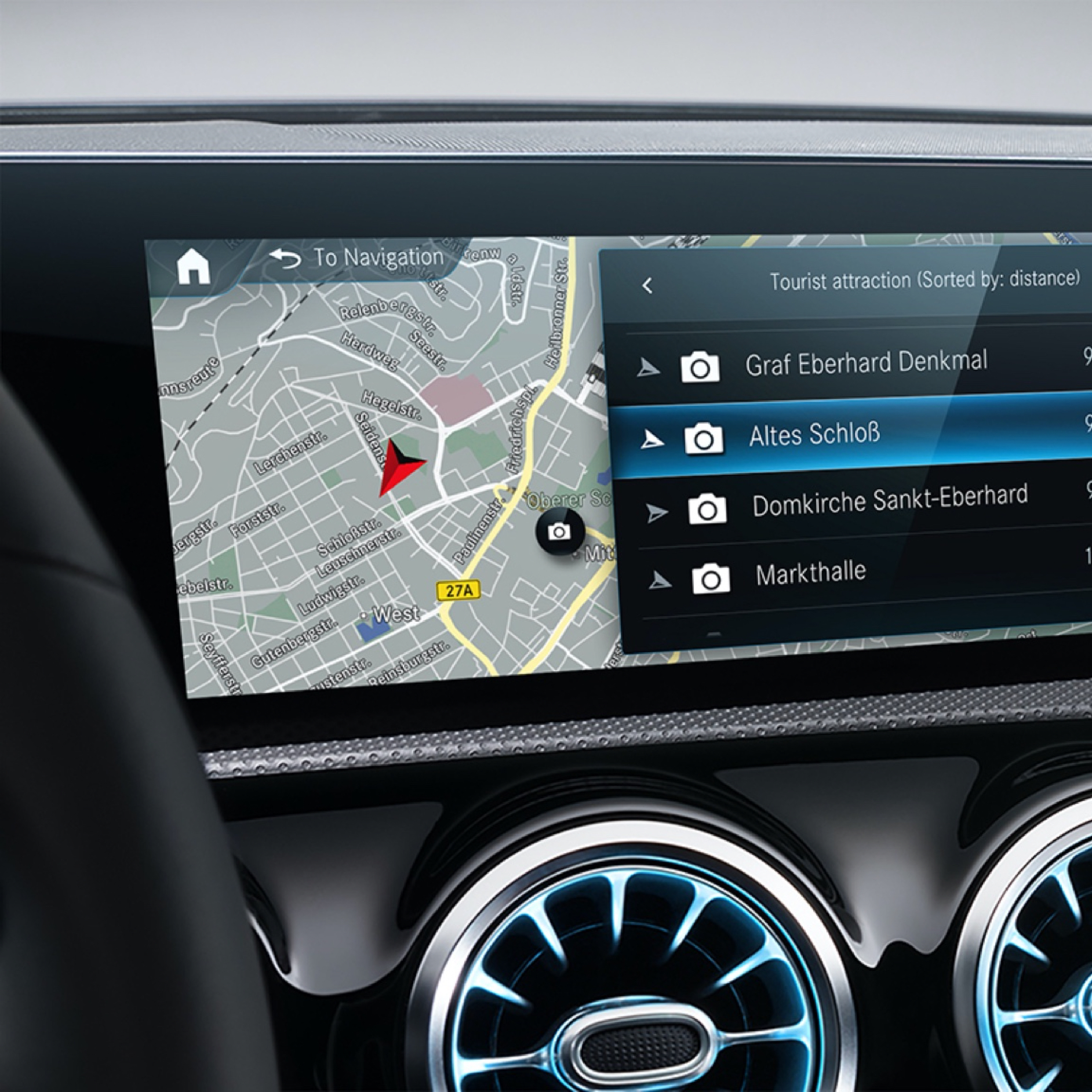 Ricerca locale | Navigazione | Mercedes-Benz La funzione di Ricerca locale visualizza il percorso migliore per il conducente grazie al Digital Extras per la navigazione.