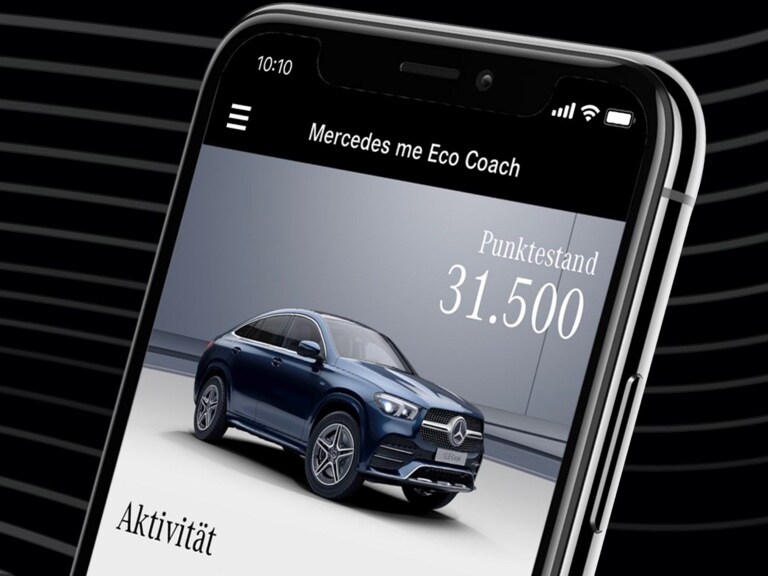 Auf einem Smartphone ist die Mercedes-Benz Eco Coach App geöffnet, und die durch eine besonders umweltfreundliche Fahrweise erreichte Punktzahl wird angezeigt.