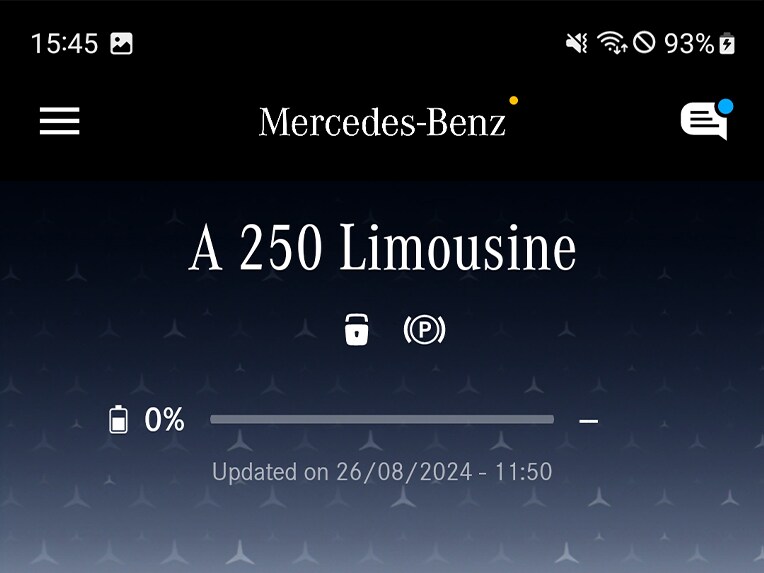 Auf einem Smartphone werden im Menü der Mercedes me App die verfügbaren Funktionen der Digitalen Extras zum Thema Navigation, Remote und GUARD 360˚ angezeigt.
