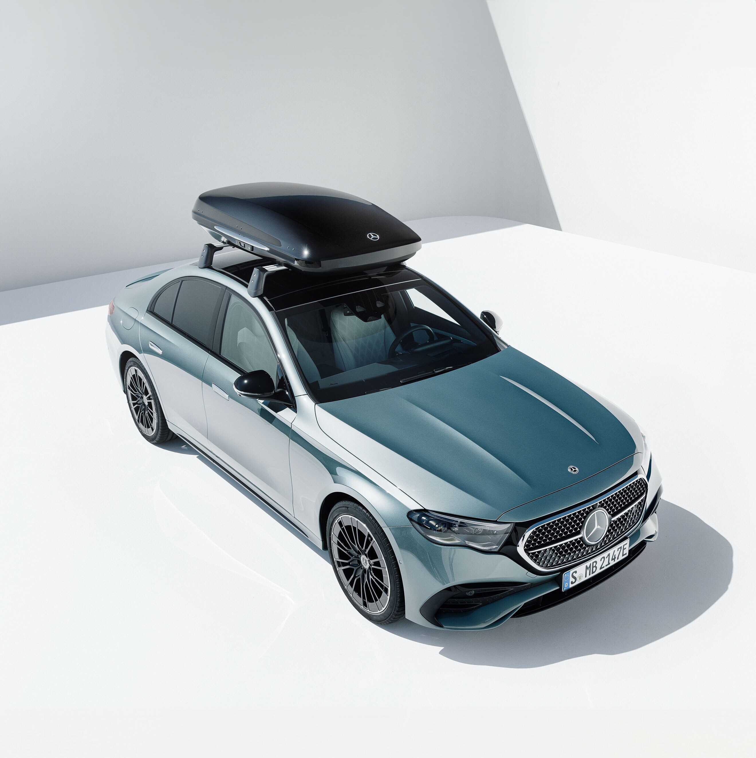 Una Mercedes-Benz d'argento con portapacchi.
