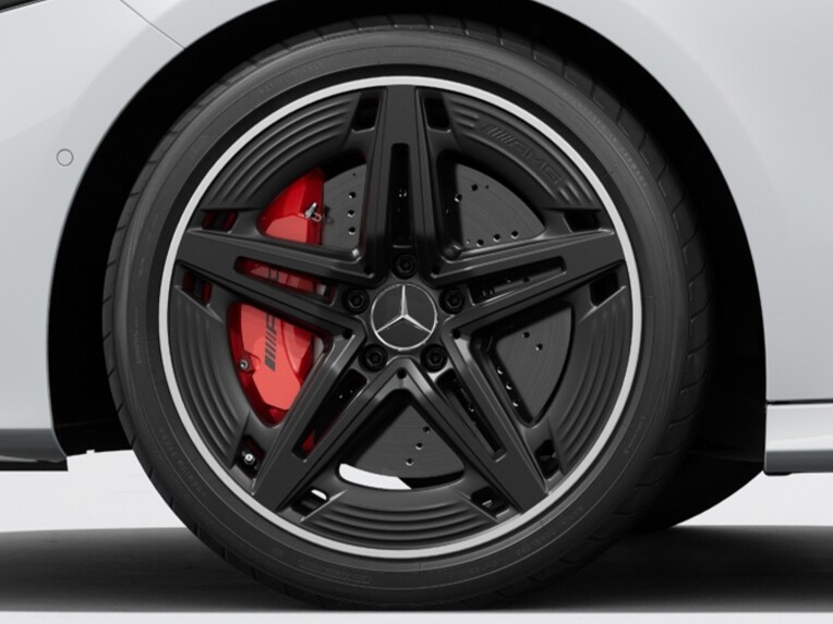 Die 48,3 cm (19") AMG Leichtmetallräder im 5-Doppelspeichen-Design der A-Klasse Kompaktlimousine von Mercedes-AMG.