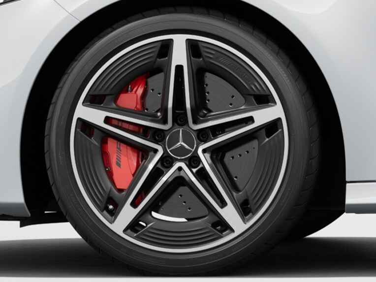 L'extérieur de la Mercedes-AMG Classe A à hayon avec étriers de frein peints en rouge.