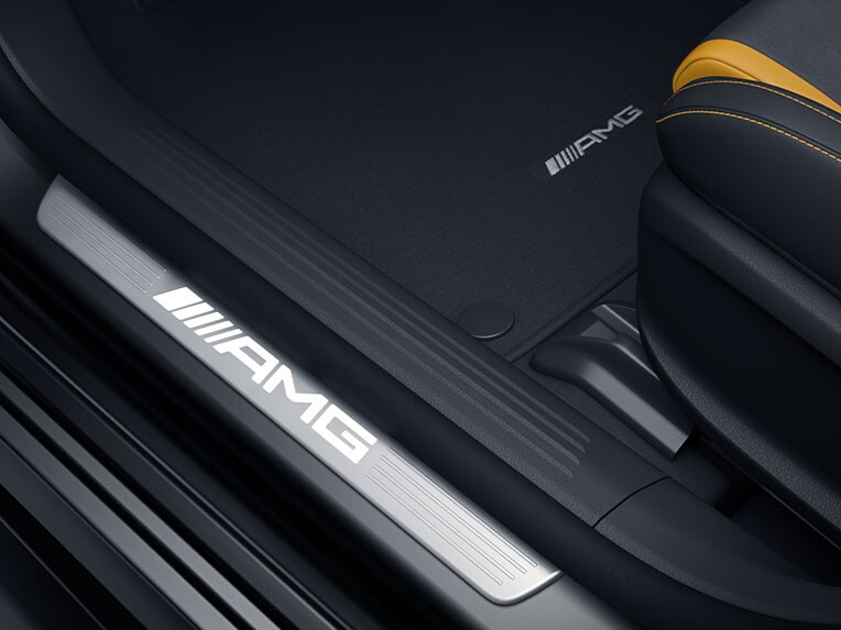 Les baguettes de seuil éclairées AMG avec inscription « AMG » et cache interchangeable de la Classe A à hayon de Mercedes-AMG.