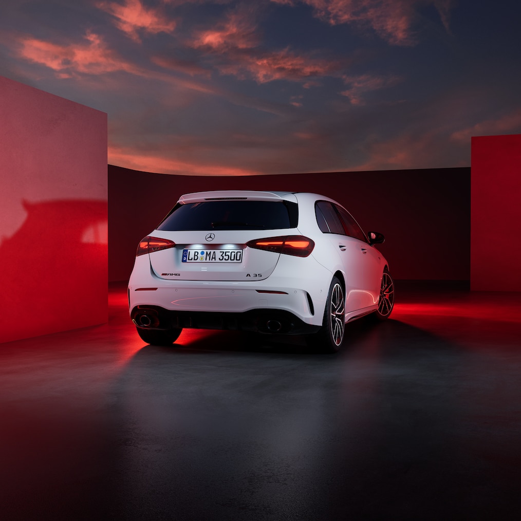 La Mercedes-AMG A 35 4MATIC dans une vue 3/4 avant/arrière.