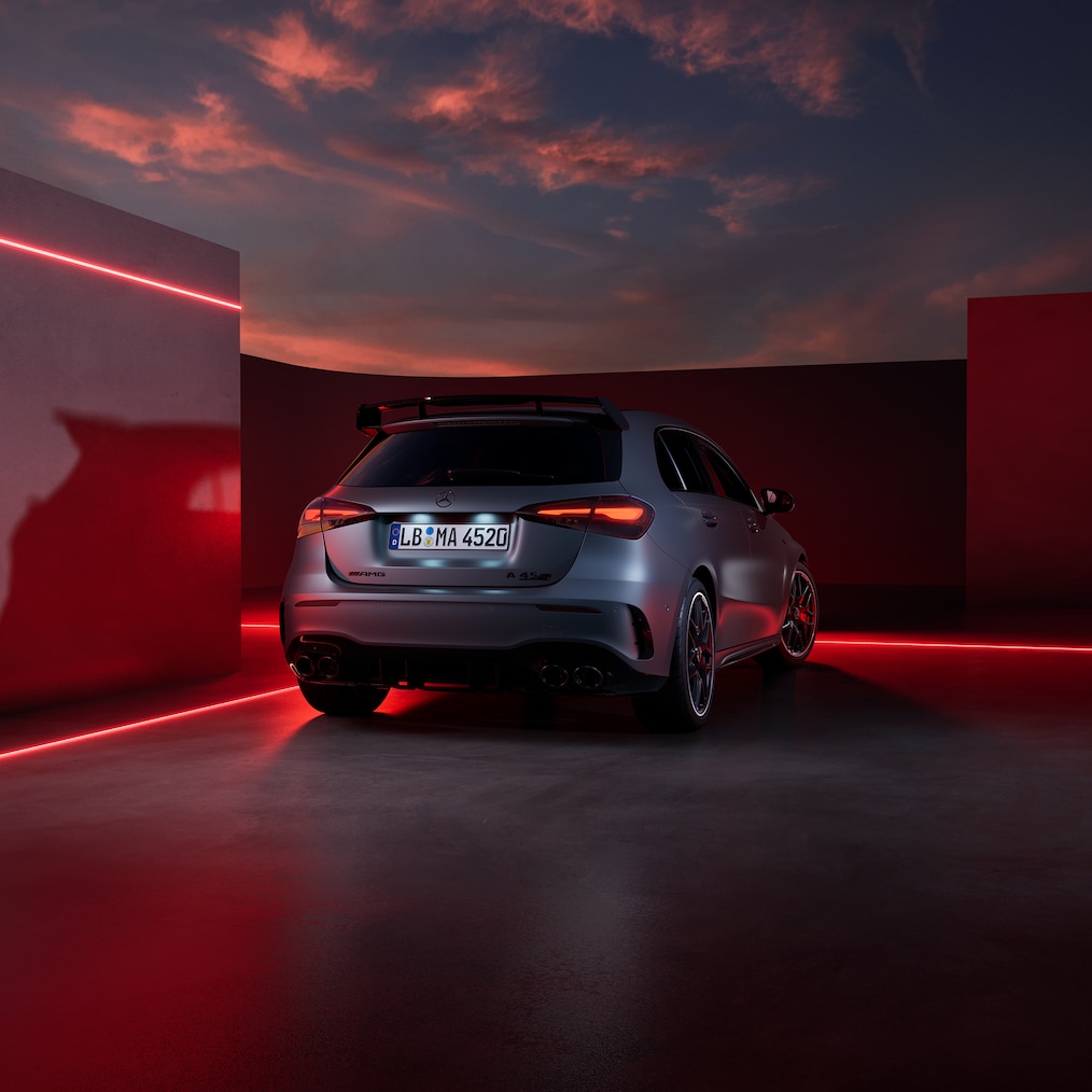 Seitenansicht eines Mercedes-AMG A 45 S 4MATIC+ von vorne und hinten.