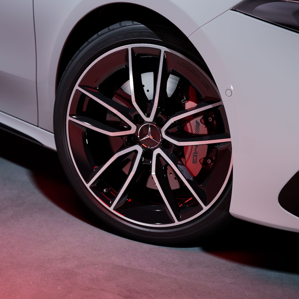 Detailansicht der Räder eines Mercedes-AMG A 35 4MATIC.