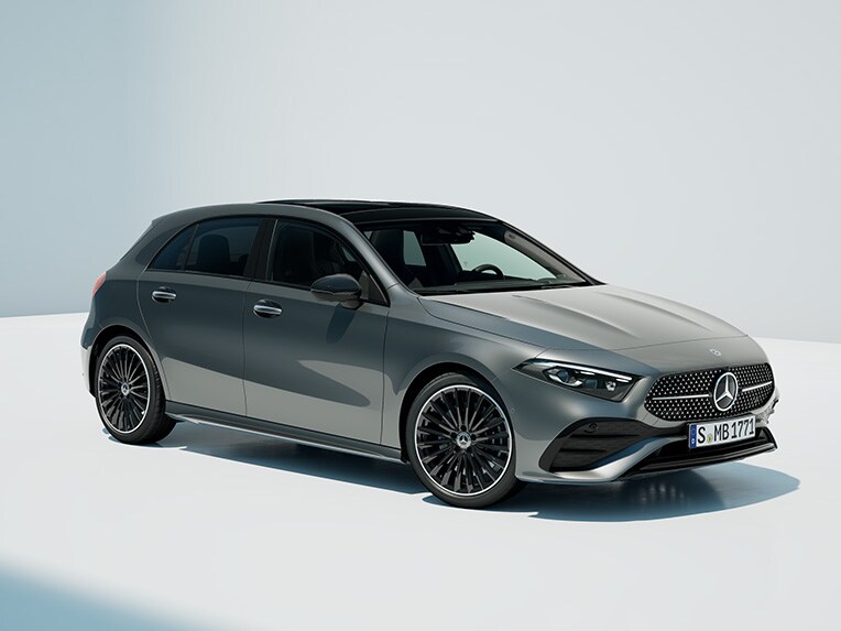 La Classe A à hayon de Mercedes-Benz dans une vue avant.