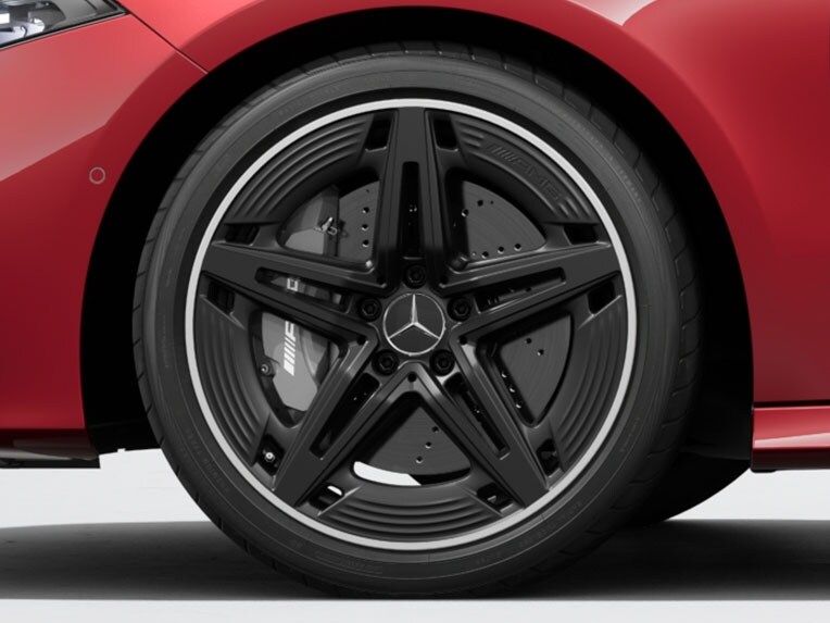 Une jante alliage AMG à 5 doubles branches de la Mercedes-AMG Classe A Berline.