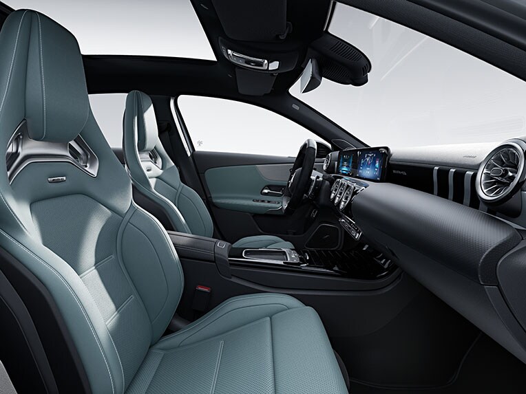 Le Pack Sièges Performance AMG haut de gamme dans l'habitacle de la Mercedes-AMG Classe A Berline.
