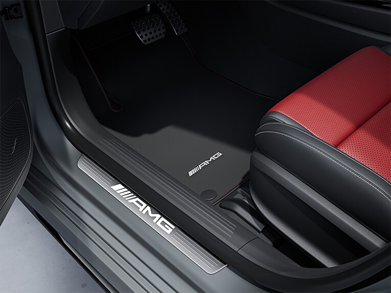 Les baguettes de seuil éclairées AMG avec inscription « AMG » et cache interchangeable pour la Mercedes-AMG Classe A Berline.