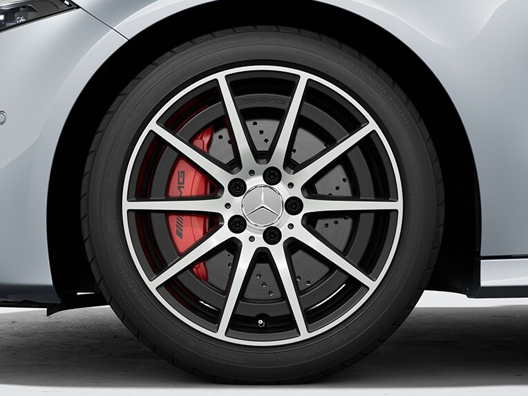 L'extérieur de la Mercedes-AMG Classe A Berline avec les étriers de frein peints en rouge.