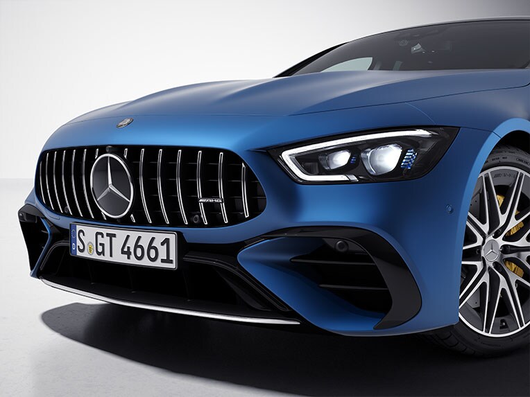 Une vue de trois quarts avant de la Mercedes-AMG GT Coupé 4 portes avec le Pack Chrome Extérieur AMG.