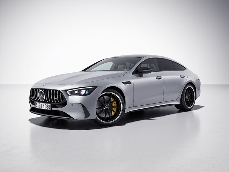 Une vue de trois quarts avant de la Mercedes-AMG GT Coupé 4 portes avec le Pack Nuit Extérieur AMG.