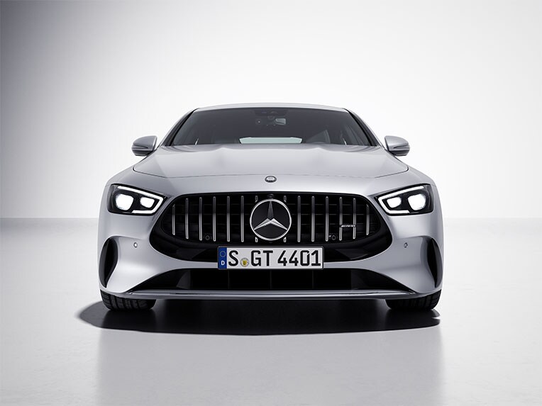 Une vue de trois quarts avant de la Mercedes-AMG GT Coupé 4 portes avec le Pack Style Extérieur V8.