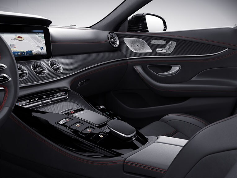 Les inserts décoratifs AMG en carbone mat de la Mercedes-AMG GT Coupé 4 portes.