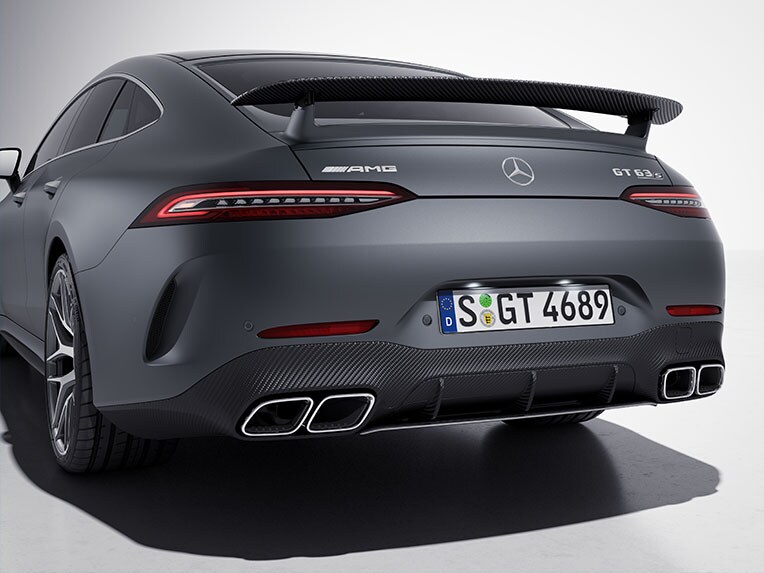 La Mercedes-AMG GT Coupé 4 portes avec le Pack Carbone Extérieur AMG II vue de l'arrière.