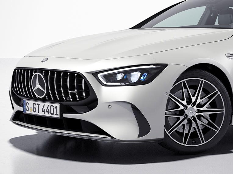 Une vue de trois quarts avant de la Mercedes-AMG GT Coupé 4 portes avec le Pack Carbone Extérieur AMG.