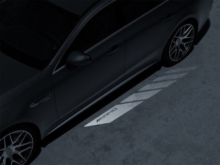 La projection de logo avec AMG Pattern de la Mercedes-AMG GT Coupé 4 portes.