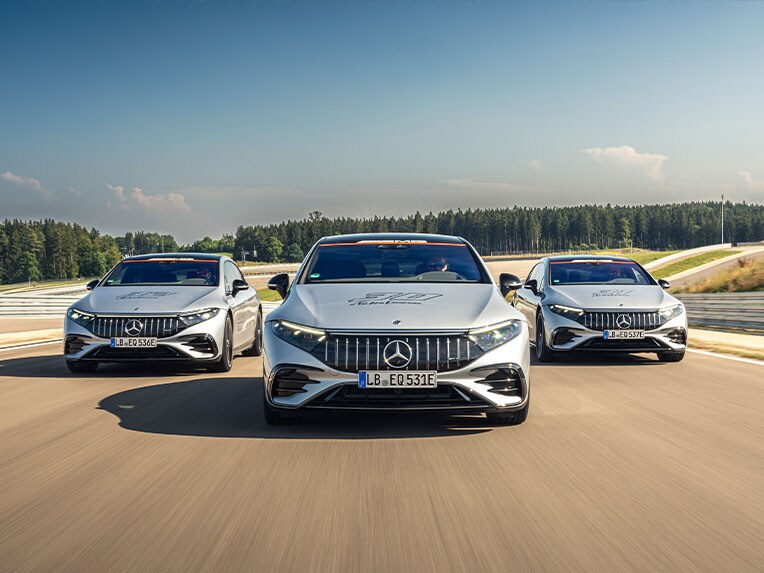 Trois véhicules Mercedes-AMG sur un circuit de course.