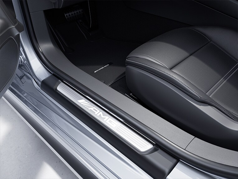 Les baguettes de seuil éclairées AMG avec inscription « AMG » et cache interchangeable dans la nouvelle Mercedes-AMG GT 63 S E PERFORMANCE.