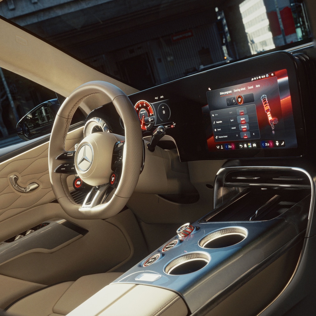 La plancia orientata al conducente della Mercedes-AMG GT 53.