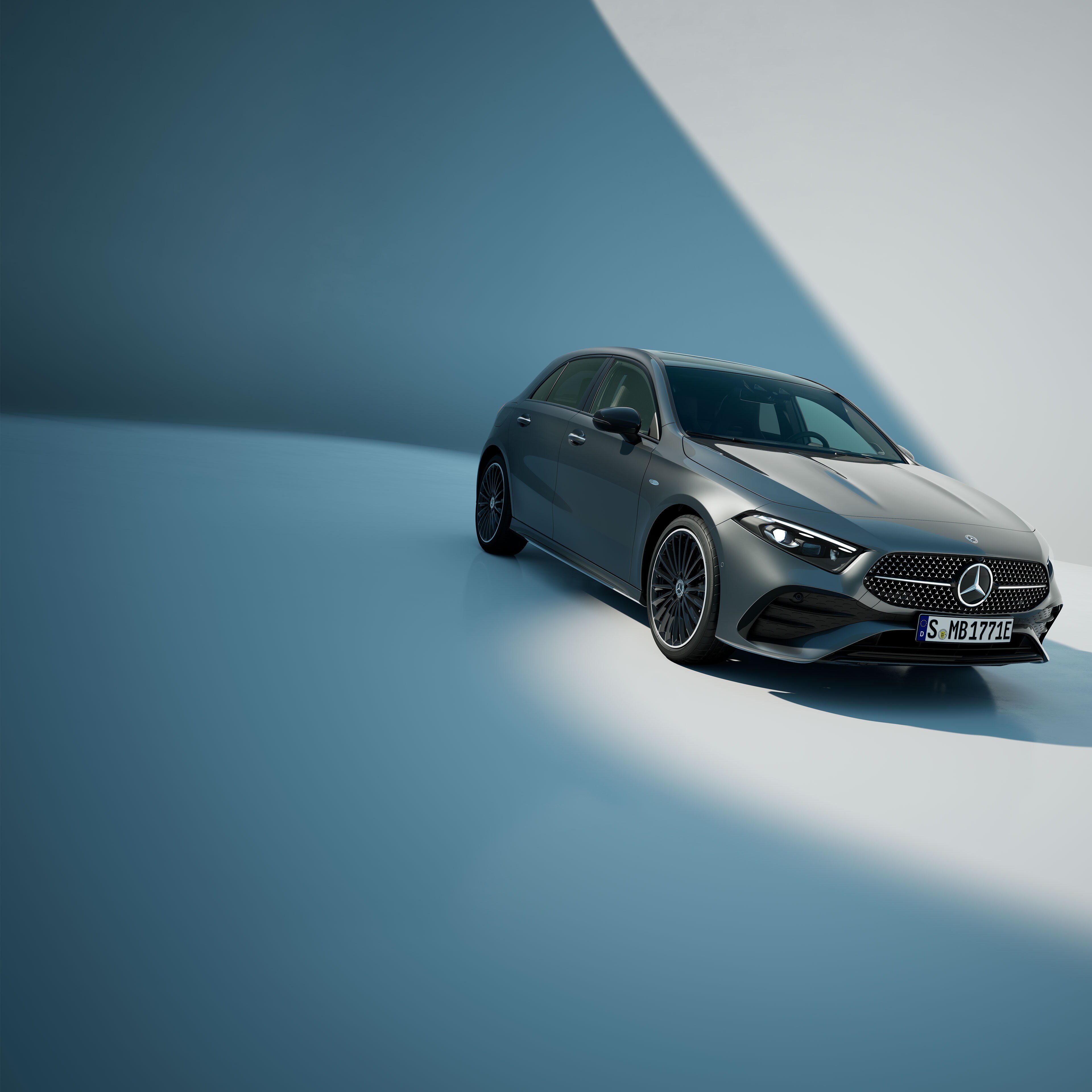 Die A-Klasse Kompaktlimousine von Mercedes-Benz in einer Frontalansicht der Seite.