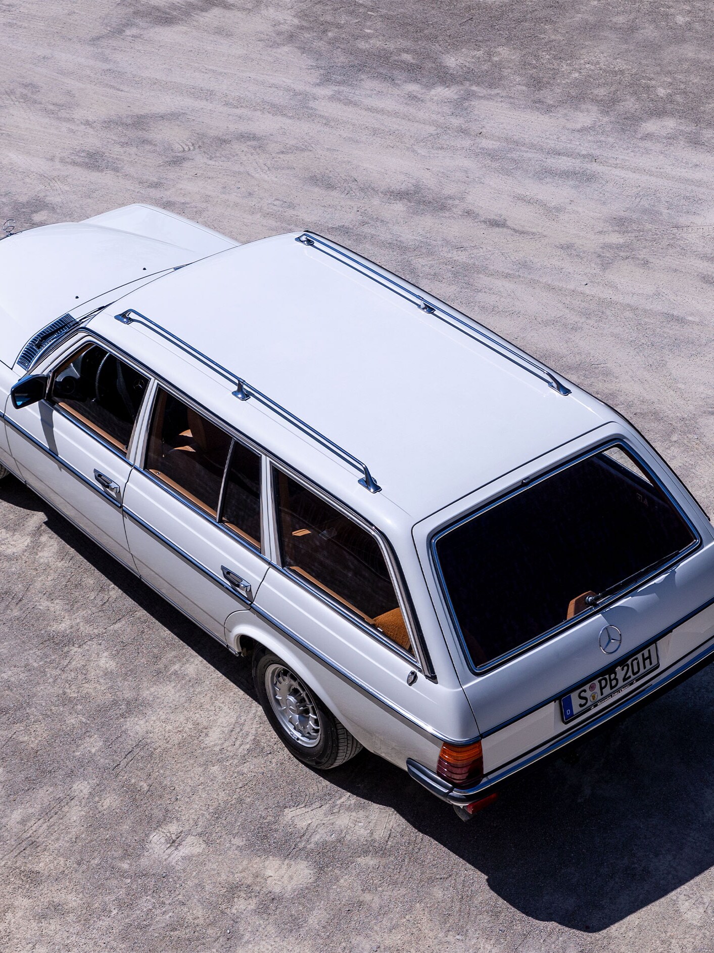 La S123 de Mercedes-Benz vue de dessus.