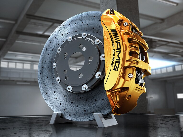 Le système de freinage en céramique composite AMG hautes performances pour la Mercedes-AMG Classe C Break.