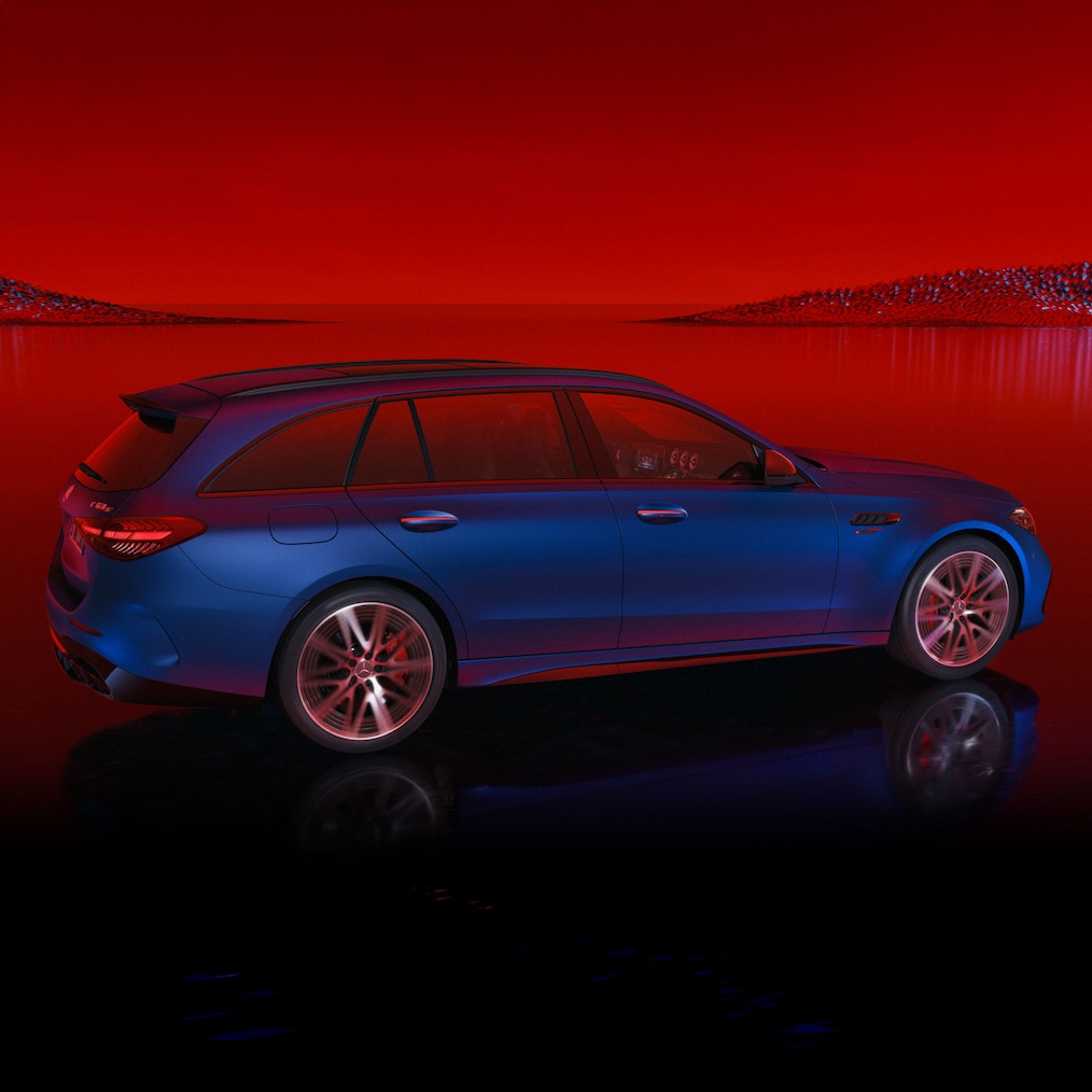 Mercedes-AMG C 63 S E Leistung T-Modell lackiert in MANUFAKTUR spektralblau magno, Seitenansicht vor rotem Hintergrund.