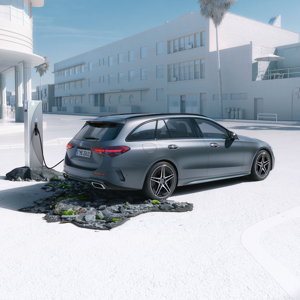 Dynamische Ansicht eines Mercedes-Benz C-Klasse T-Modells (Fahraufnahme) oder stehend an einer Ladestation.