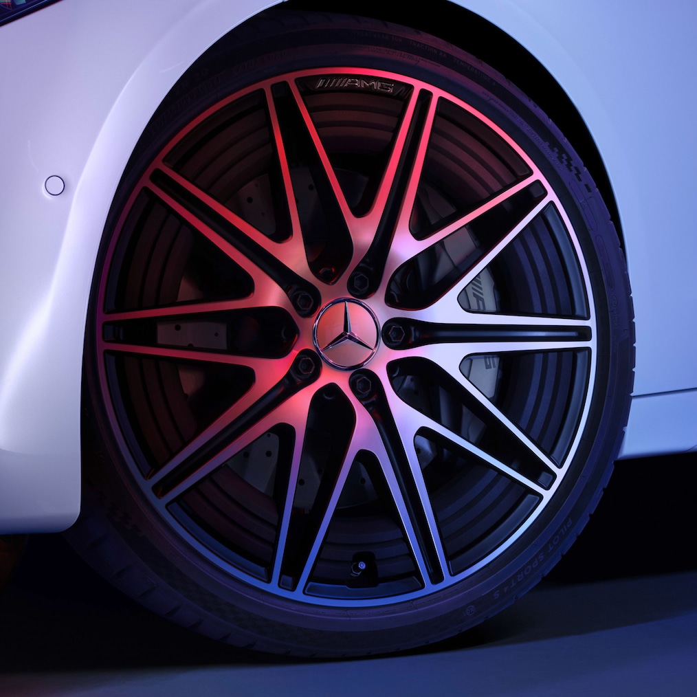 Detailaufnahme der AMG-Leichtmetallräder im 5-Doppelspeichen-Design an einem Mercedes-AMG C 43.