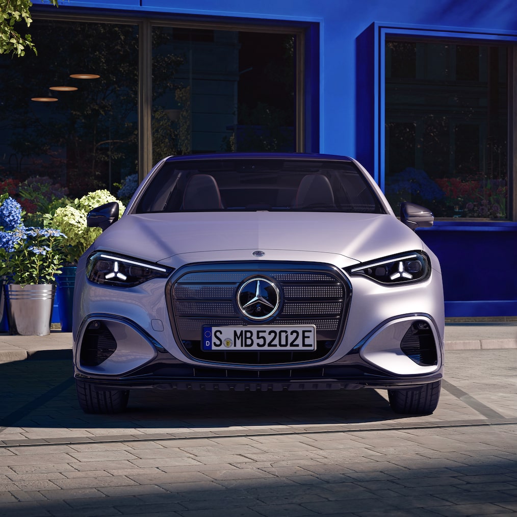 Das beleuchtete Frontdesign der völlig neuen elektrischen C-Klasse von Mercedes-Benz.