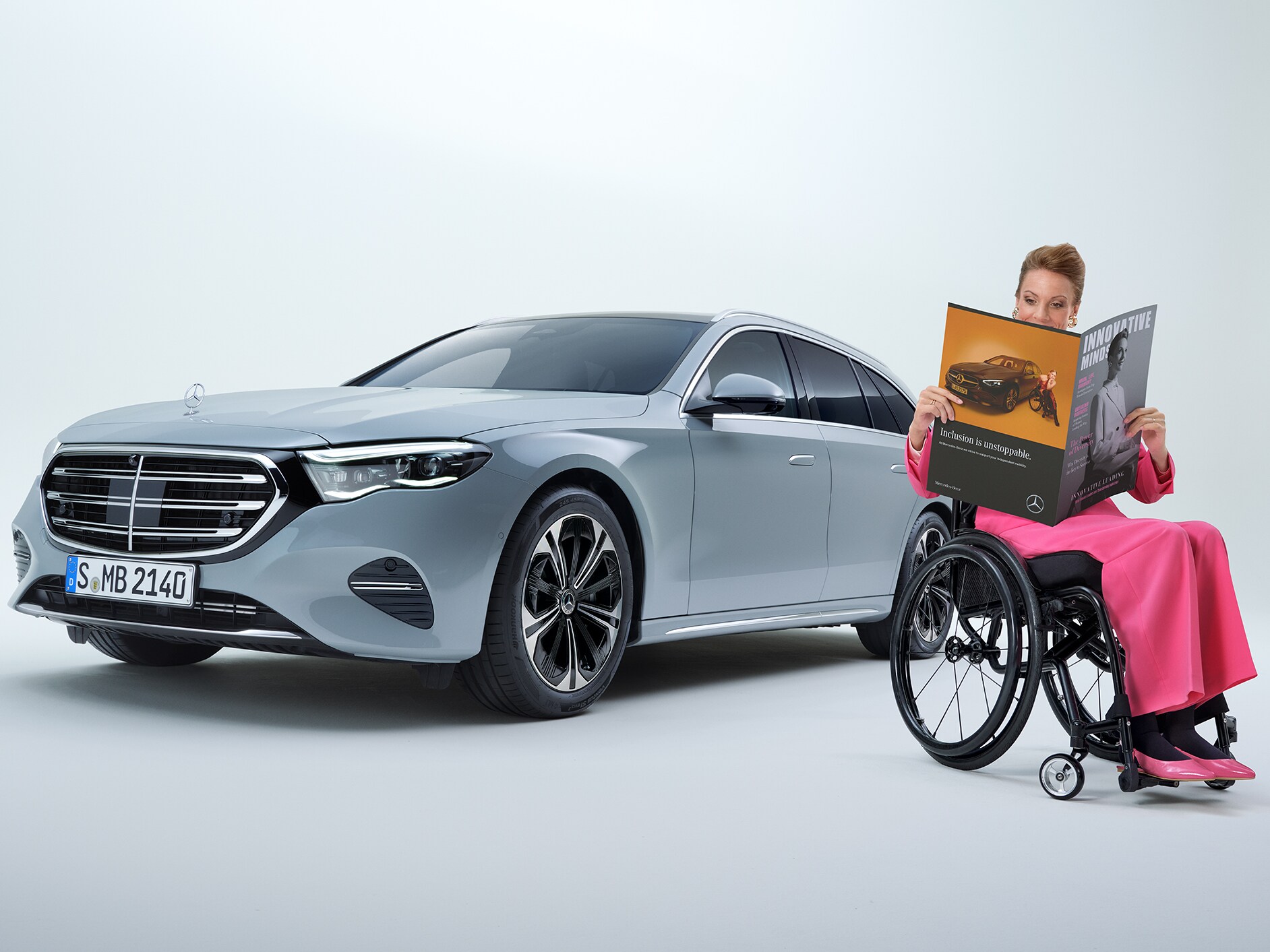 La Classe E Break adaptée aux personnes à mobilité réduite dans une vue latérale et une femme en fauteuil roulant.