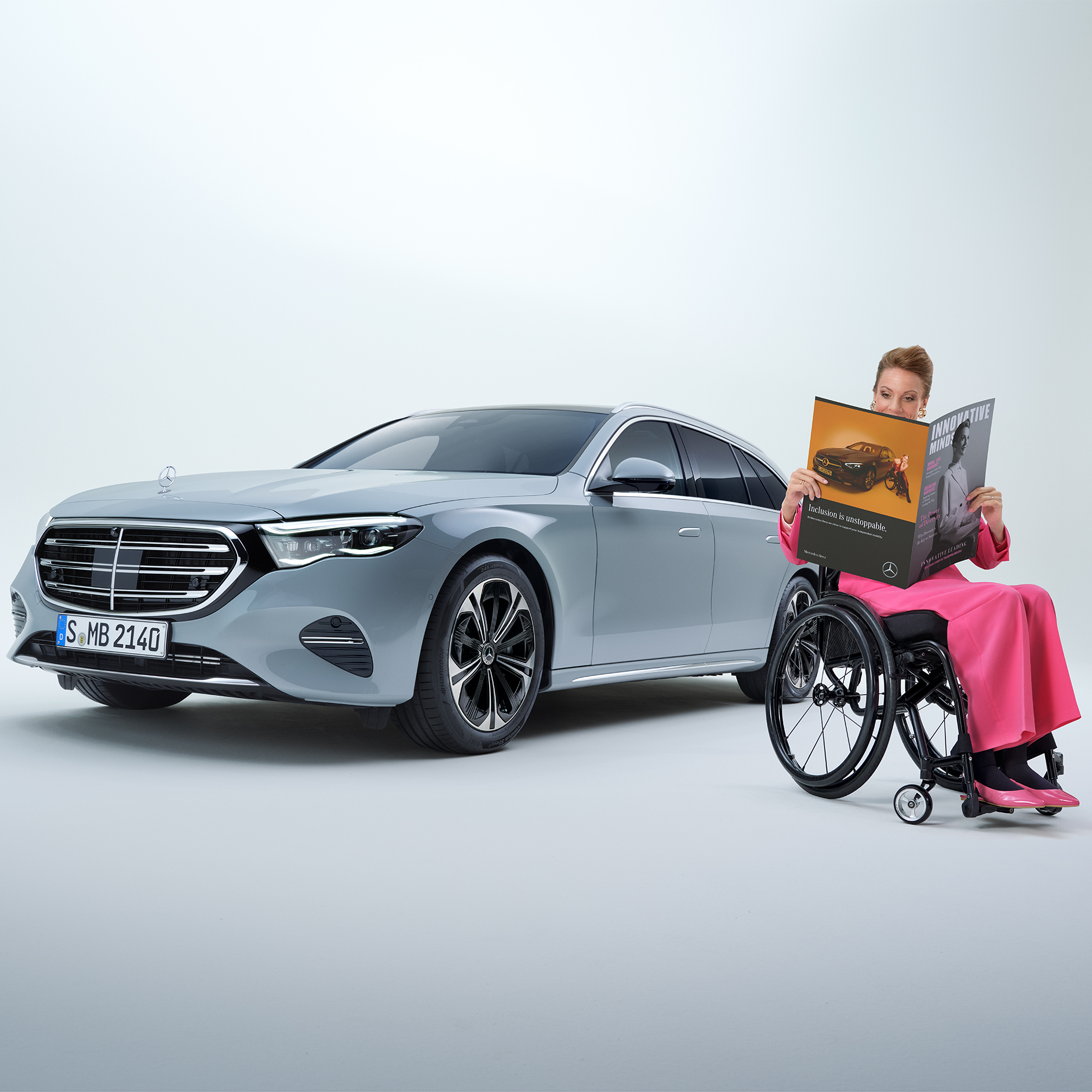 Ausili per l'accesso e l'uscita | Ausili alla guida | Mercedes-Benz Vista laterale della Classe E Station Wagon adattata per disabili e una donna su una sedia a rotelle.
