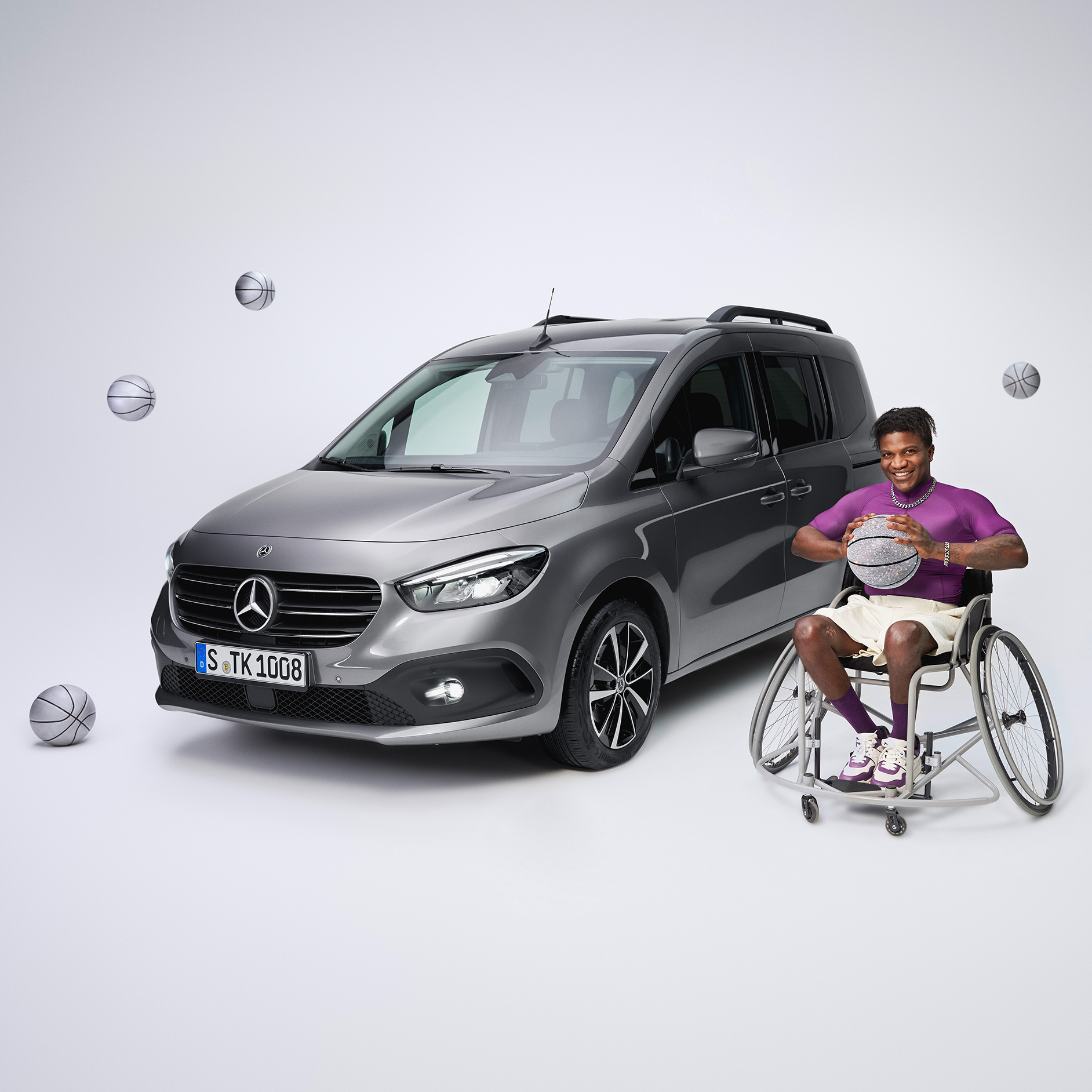 Unità di controllo manuale | Ausili alla guida | Mercedes-Benz Vista laterale della Classe T, progettata per garantire accessibilità, con un giocatore di basket in sedia a rotelle.