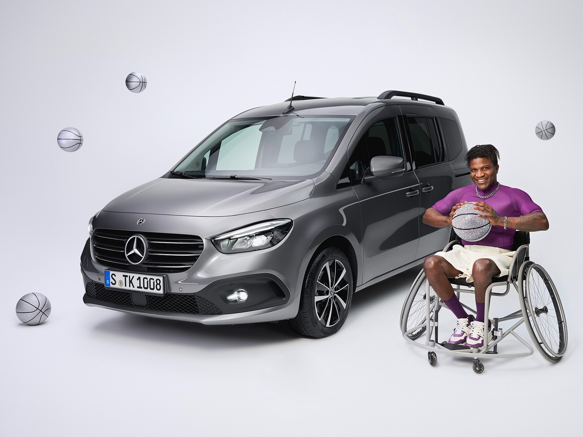 Basketteur en fauteuil roulant près d’une Mercedes-Benz Classe T.