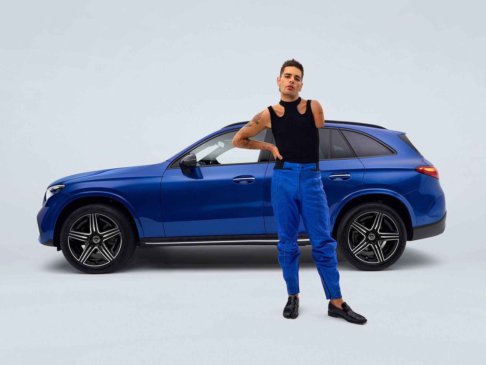 Mann vor einem Mercedes-Benz GLC SUV.