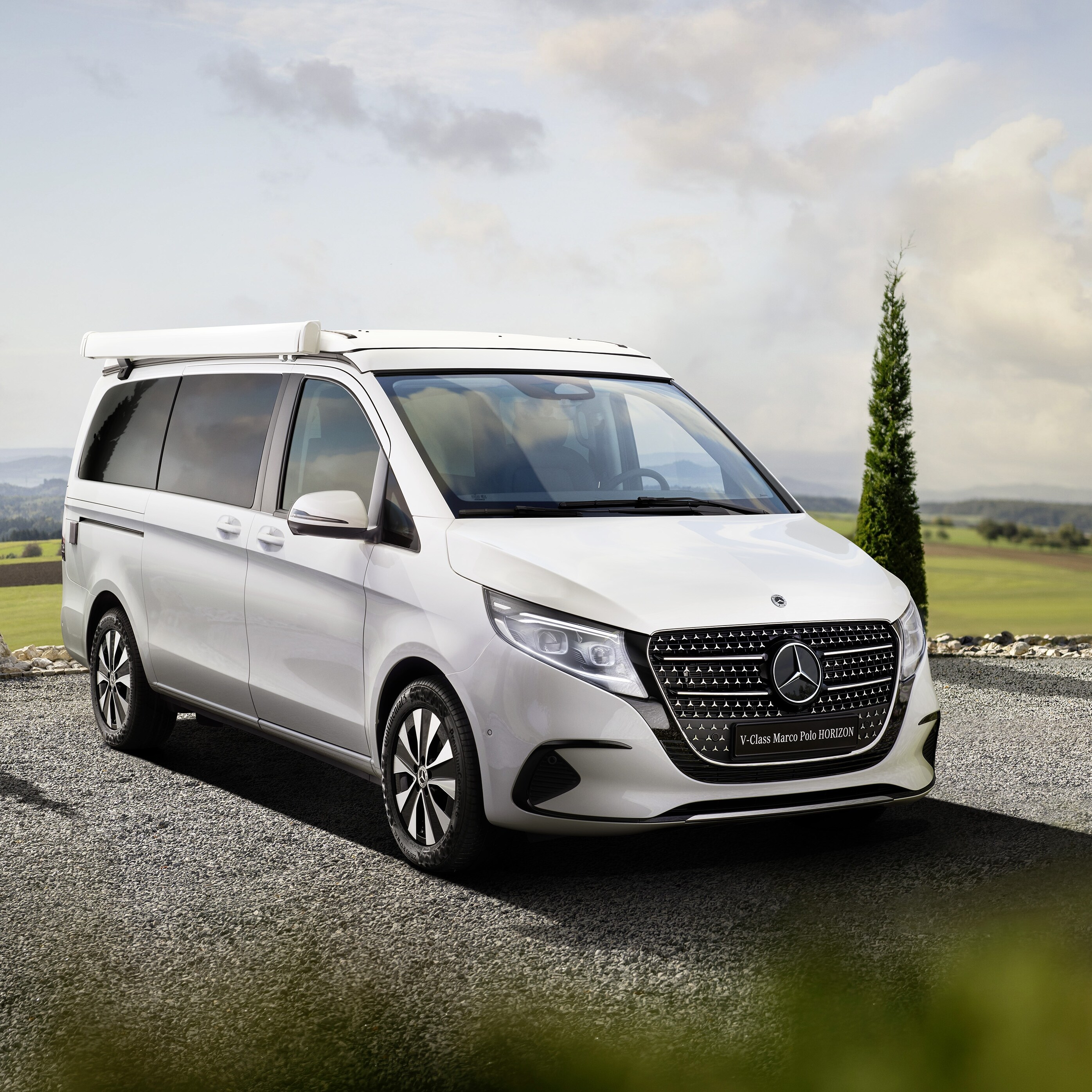 Der Mercedes‑Benz Marco Polo HORIZON mit Aufstelldach in einer Outdoor-Abenteuerkulisse.