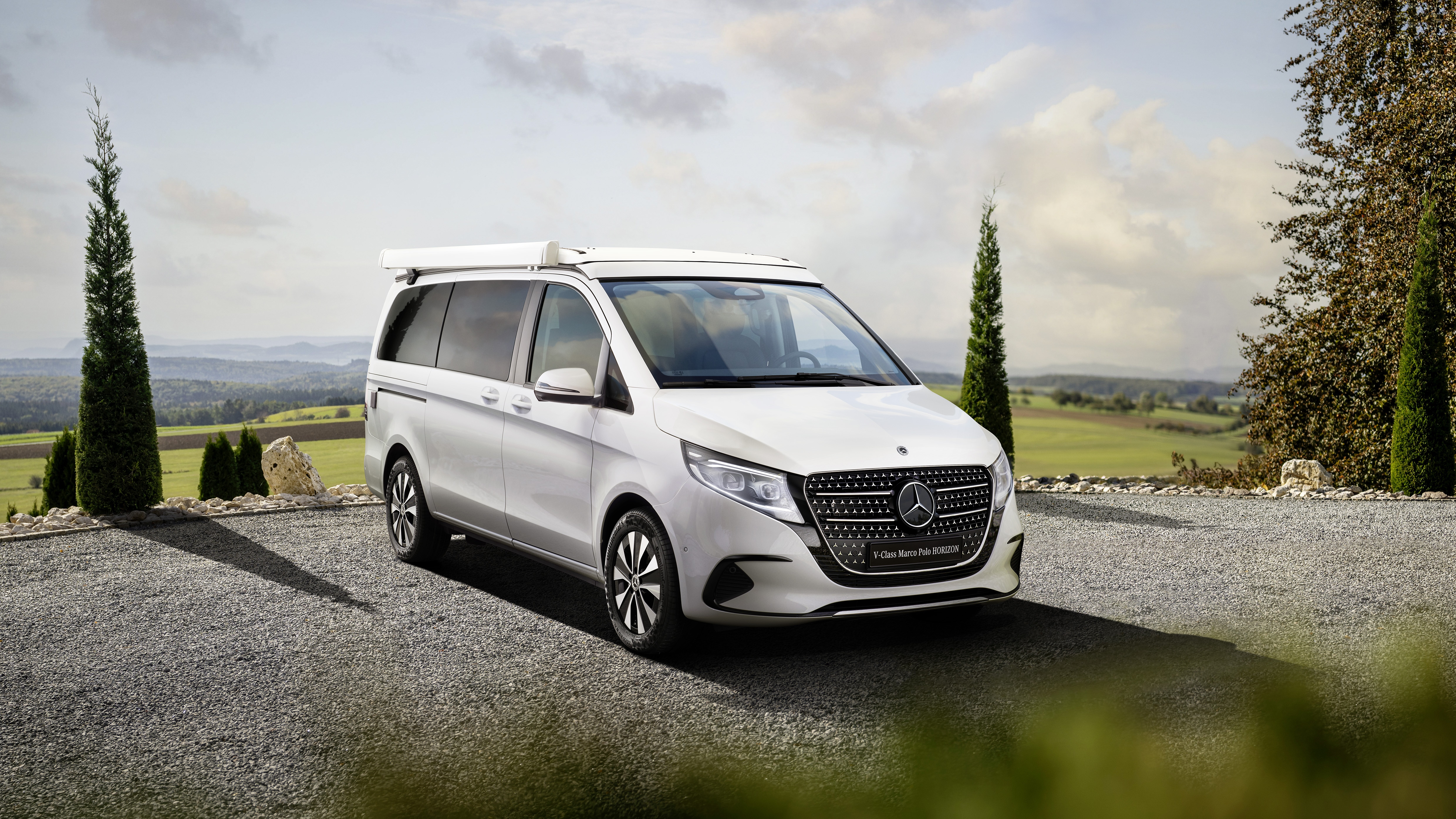 Marco Polo HORIZON | Modelli di Van e camper | Veicoli commerciali Mercedes-Benz Mercedes‑Benz Marco Polo HORIZON in un contesto di avventura all’aria aperta con tetto a soffietto.