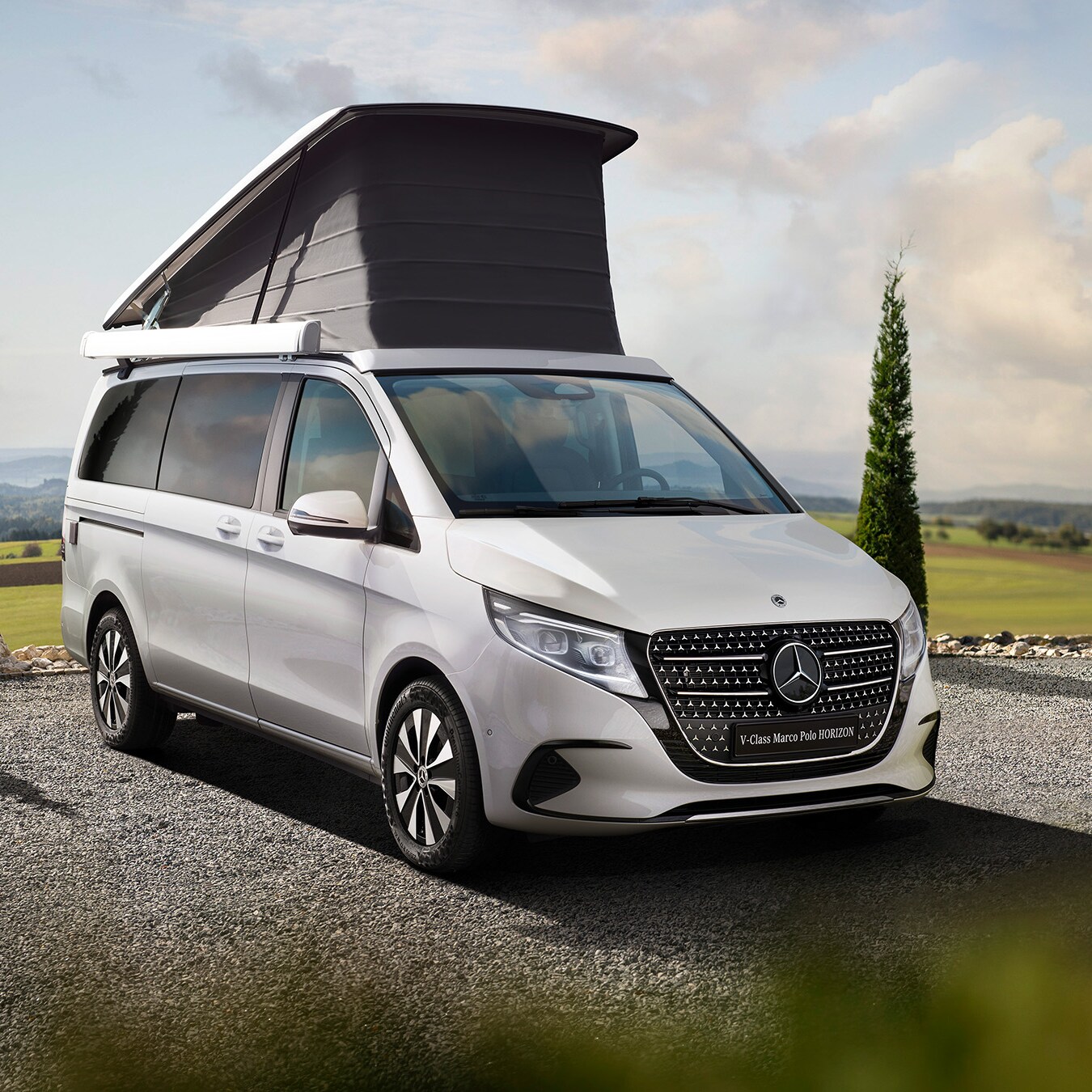 Mercedes-Benz Marco Polo HORIZON in malerischer Offroad-Landschaft mit Aufstelldach und Panoramablick.