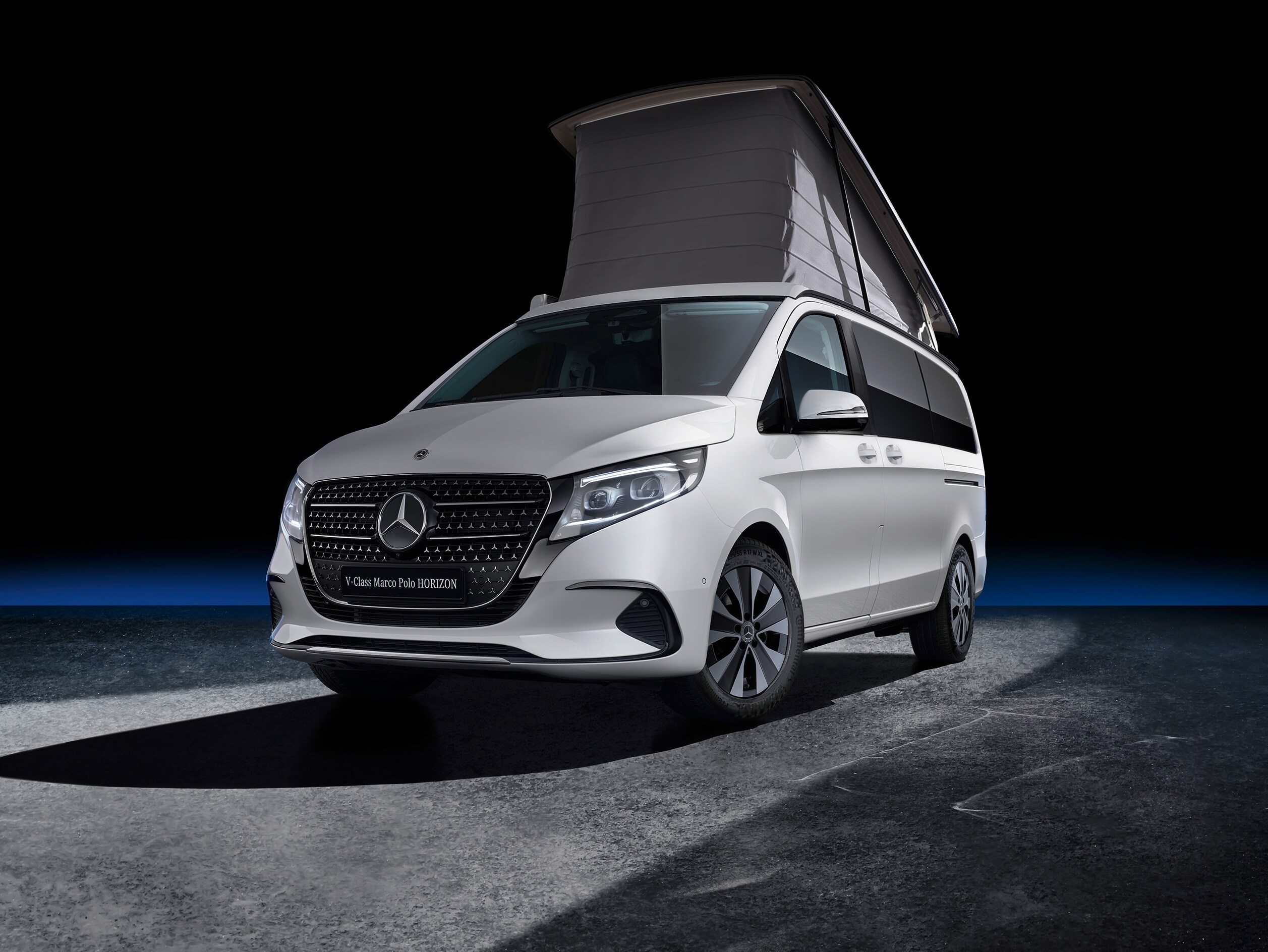 Ein Marco Polo HORIZON mit Aufstelldach inmitten einer rauen Wüstenlandschaft, der das Offroad-Abenteuer und das „Vanlife“ in den Vordergrund rückt.